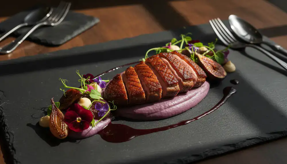 Assiette gastronomique élégamment dressée